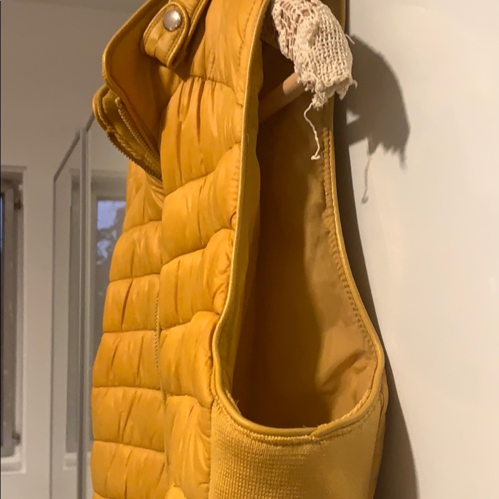 Vest - Picture 5 of 9